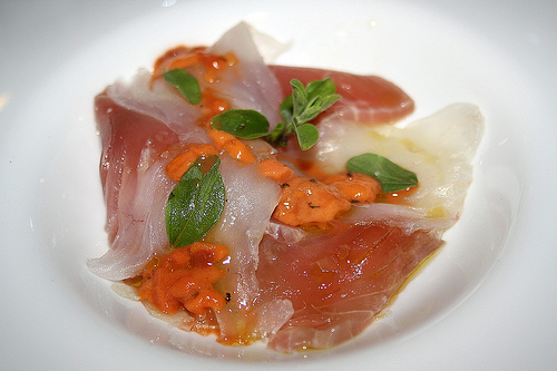 caravans3 crudo di tonno e spigola con polpa di ricci di mare