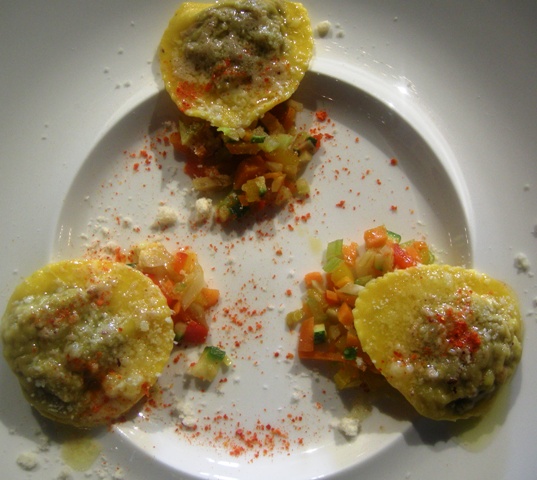 cesena-ravioli-ripieni-di-cavallo ravioli ripieni di "picula ad caval" con polvere di peperoni