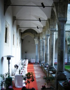 il chiostro con l' assaggio degli oli