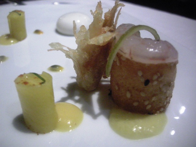 tartare di gamberi in croccante di sesamo con testa di gambero in tempura, mango ripieno di crema di mango e passion fruit , bolla di yogurt