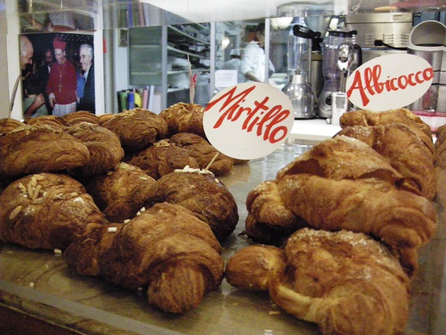 croissant il croissant al mirtillo