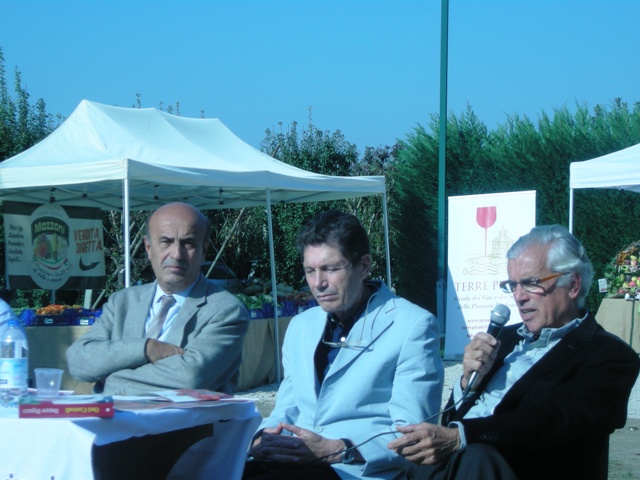 dscn9364 presentano , con il sottoscritto, il Presidente della provincia di Modena e Benedetto Bonomi