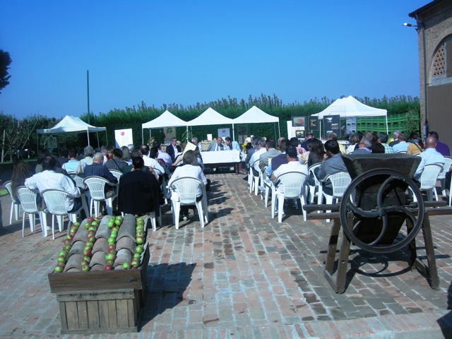 dscn9370 presentazione della nuova raccolta nell' azienda Bonomi, leader delle campanine