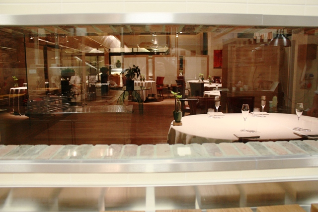 fessura-sulla-sala la sala vista dalla cucina a vista