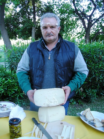 formaggio-capr un formaggio locale ospite: la grande forma di capra di Giovanni Miniaci