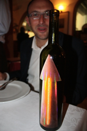gabriele-con-vino-gabrio Riccardo Gabriele con il Serragghia bianco