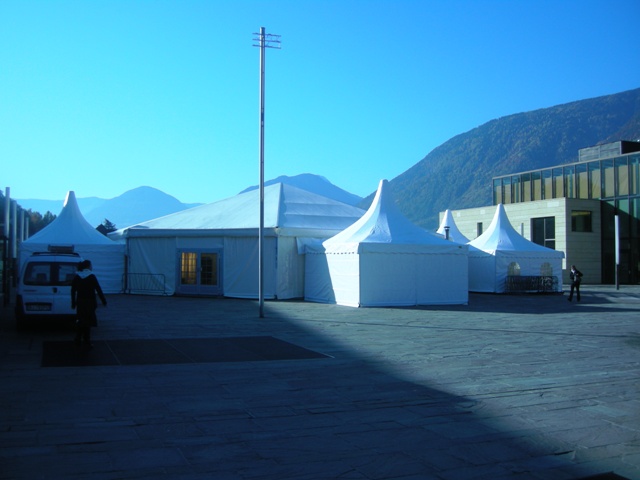 la piazza delle Terme con la Gourmet Arena in via di montaggio
