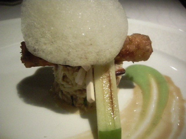 altra ricetta complessa: una tartara di granchio con cannolo croccante ripieno di granchio, aria di mela verde, champignon, e die emulsioni in accompagnamento: crema di finocchi tamarindo e tapioca, e mela verde.