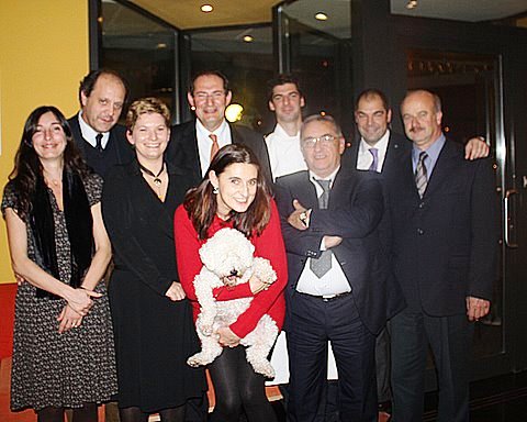 gruppo-1-con-alalimo-e-medoc le donne: Maria Gioia Rosellini, Chiara Matteazzi, Lorenza Vitali con Medoc (il barboncino) Dietro Emo Capodilista, Giancarlo Galan, Massimiliano e Raffaele Alaimo