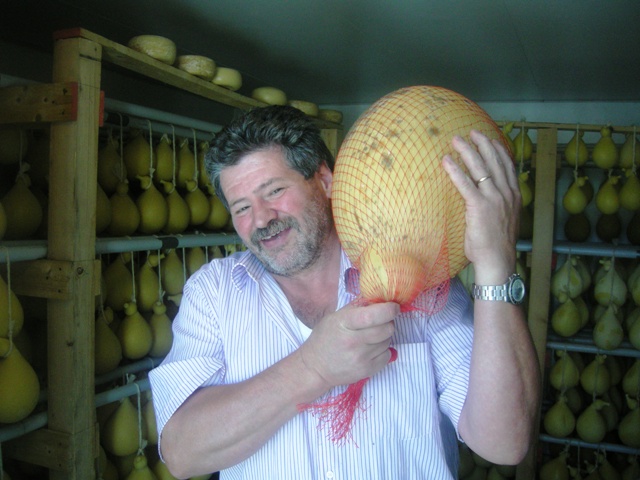 il-campione-da-17-chili-4-qnni un caciocavallo di 17 chili e 4 anni!
