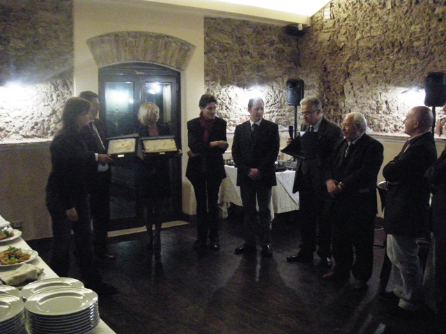insieme-sul-palco la premiazione con Luigi Chianese presidente del Consorzio di Tutela, Domenico Raimondo vicepresidente e Pasquale Marino sindaco di Capaccio/Paestum