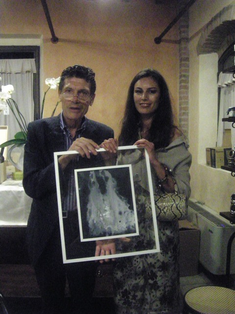 luigi-e-pittrice-1 con il premio e l' artista