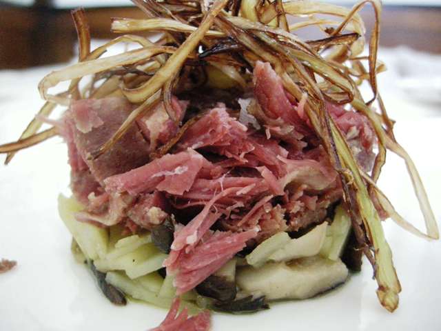 maiale-2 guanciale stracotto con cardoncelli e porri fritti