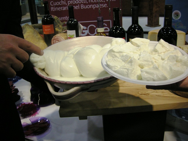 mozzarella-e-squacquerone il gemellaggio mozzarella di bufala e squacquerone