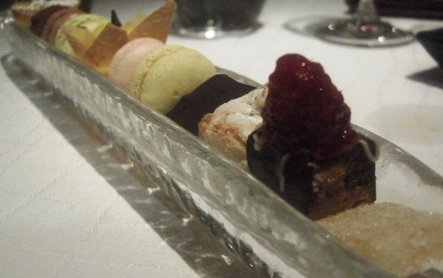 piccola pasticceria dove spiccano i macarons e l' after eight