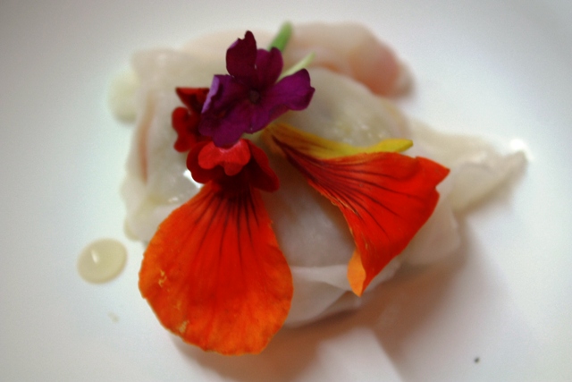 raviolo-lardo raviolo di lado ripieno di salsa noci