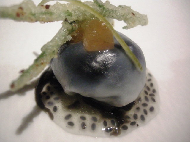 meno interessante ma molto bello  il raviolo di seppia con acqua di pomodoro verde, limone e asparagi di mare fritti