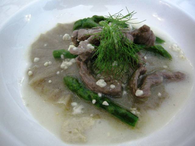 raviolo raviolo liquido di grano arso con asparagi e polvere di olio di oliva