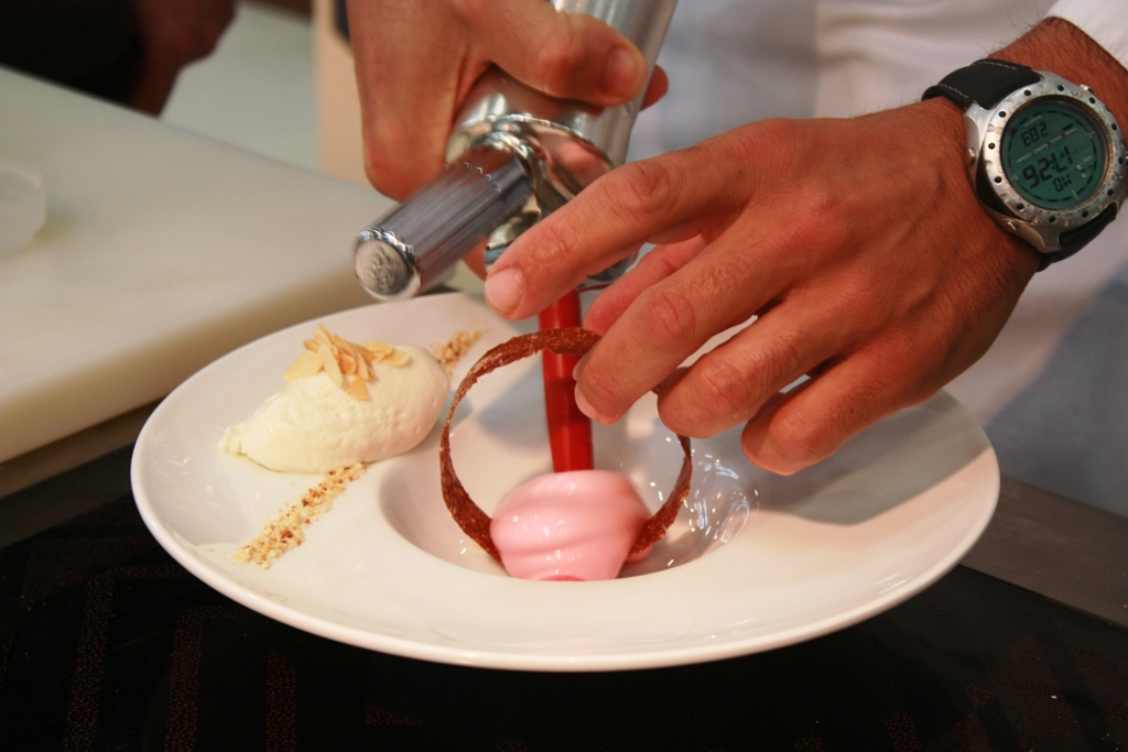 spuma-in-preparazione all' opera sulla spuma di arance con mousse al ricciarello