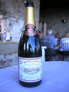 con uno spumante metodo classico del posto