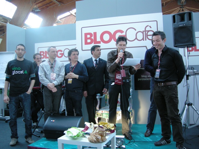 sul-palco-con-marco-velentino-vincitore altro momento della premiazione