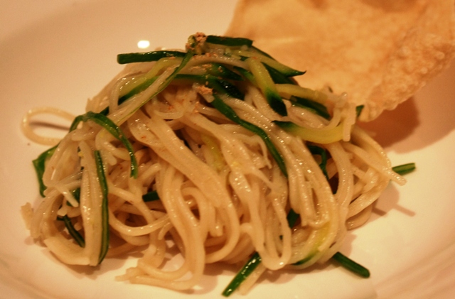 noodeles con julienne di porri e zucchine al cardamomo e zenzero noodles con porri e zucchine