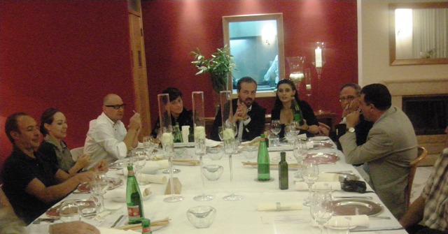 tavolo la tavolata, in fondo la cucina a vista