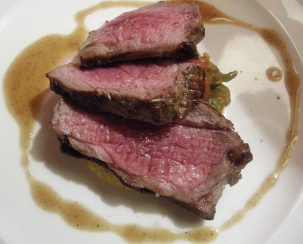triangolo-carne il triangolo di spalla sopra una crocchetta di patate