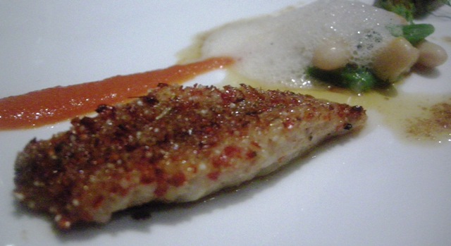 triglia in crosta di parika e farina di riso con aria di fagioli bianchi verdure e crostone di pane