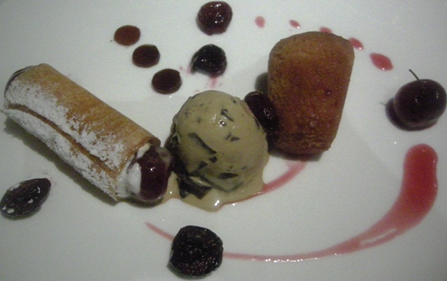 babà con gelato di caffè e cioccolato e cannolo croccante di ciliegie e panna