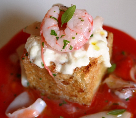 bruschetta di grano duro con piccoli pesci insalatina pomodoro e mozzarella di bufala siciliana
