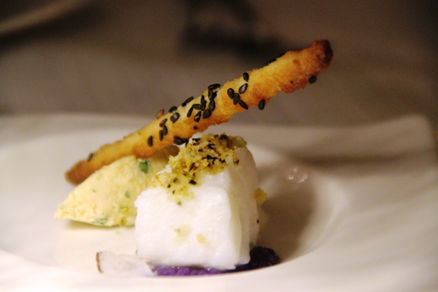 baccalà con ganache salata ai ricci di mare, crumble di panbruciato e grissino al cocco