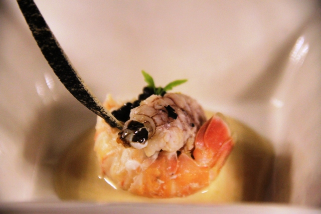 scampi e cicala con caviale quenelle di carote salsa alla liquerizia