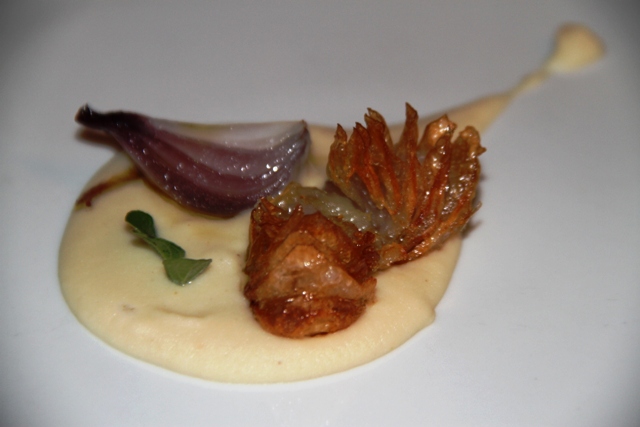 lampascioni fritti e cipolla su crema fagioli