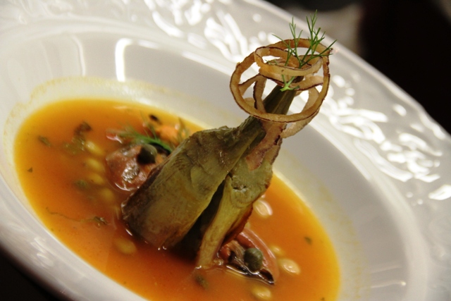 carciofo ripieno di pane raffermo e seppioline in guazzetto di cozze