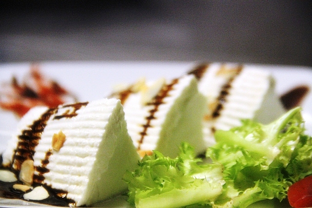 ricotta fresca di capra del caseificio Delfino con mosto cotto