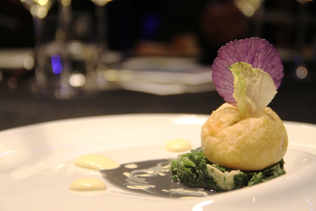 elegante la frittella di murena con torzella stufata e maionese al limone in cartoccio di Pasquale Palamaro dell'Indaco di Ischia