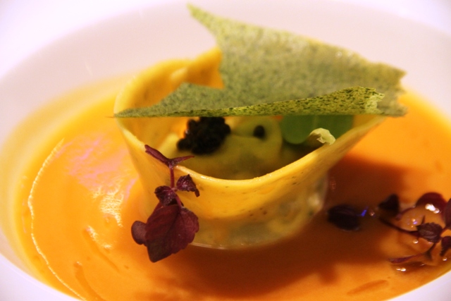 Vincenzo Guarino: tortello con cuore di ricciola broccoli provola in salsa bouillabaisse