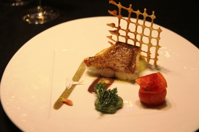 Luigi Tramontano: cernia all'olio con pesto di lattuga di mare, salsa di olive taggiasche patate allo zafferano