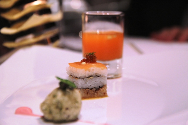 millefoglie di sushi conzeppola di alghe e drink di carote e cetrioli