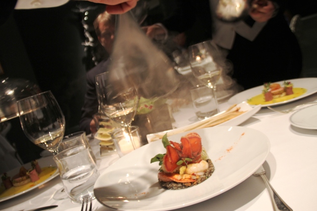 astice affumicato con riso selvaggio calamari e salsa mediterranea