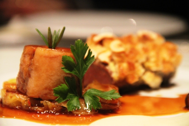 carrè di agnello lauticauda in crosta nocciole con la sua spalla cotta confit, salsa al vino bianco e timo