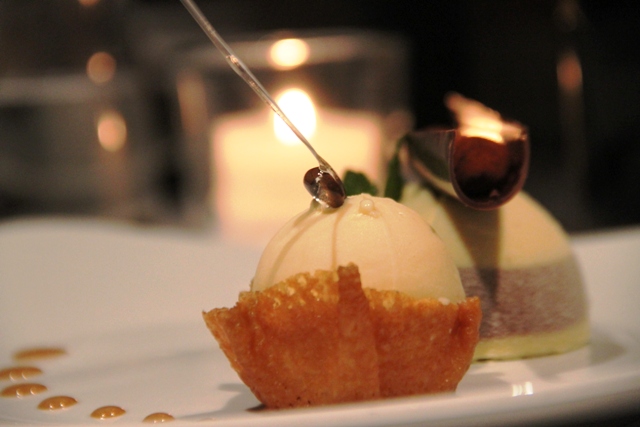 gelato di zucca e vaniglia con dietro un souffle alle castagne
