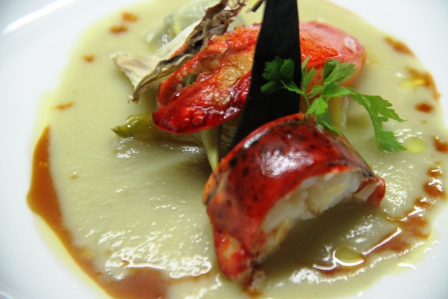 buono ma un pò sapido l'astice arrosto su crema di finocchio e zafferano, salsa al lemongrass e riduzione di cynar