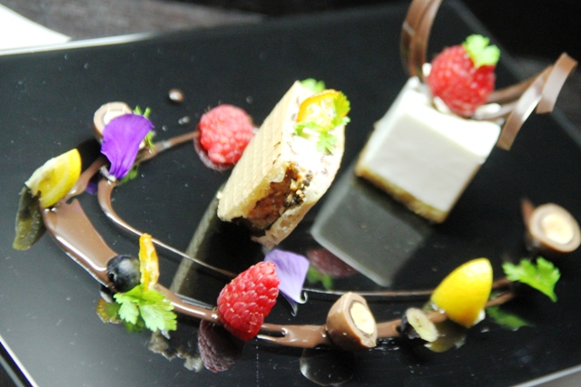 wafer con gelato nocciola, salsa fondente, mousse al latte, biscotto bagnato al noceamaro