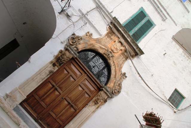 segno di ricchezza è la cornice (in genere molto ricca) delle porte