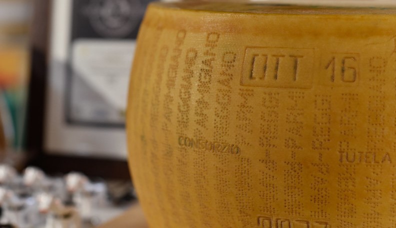 IL CONSORZIO DEL PARMIGIANO REGGIANO A FAVORE DEI PICCOLI PRODUTTORI ( e anche degli utenti finali)
